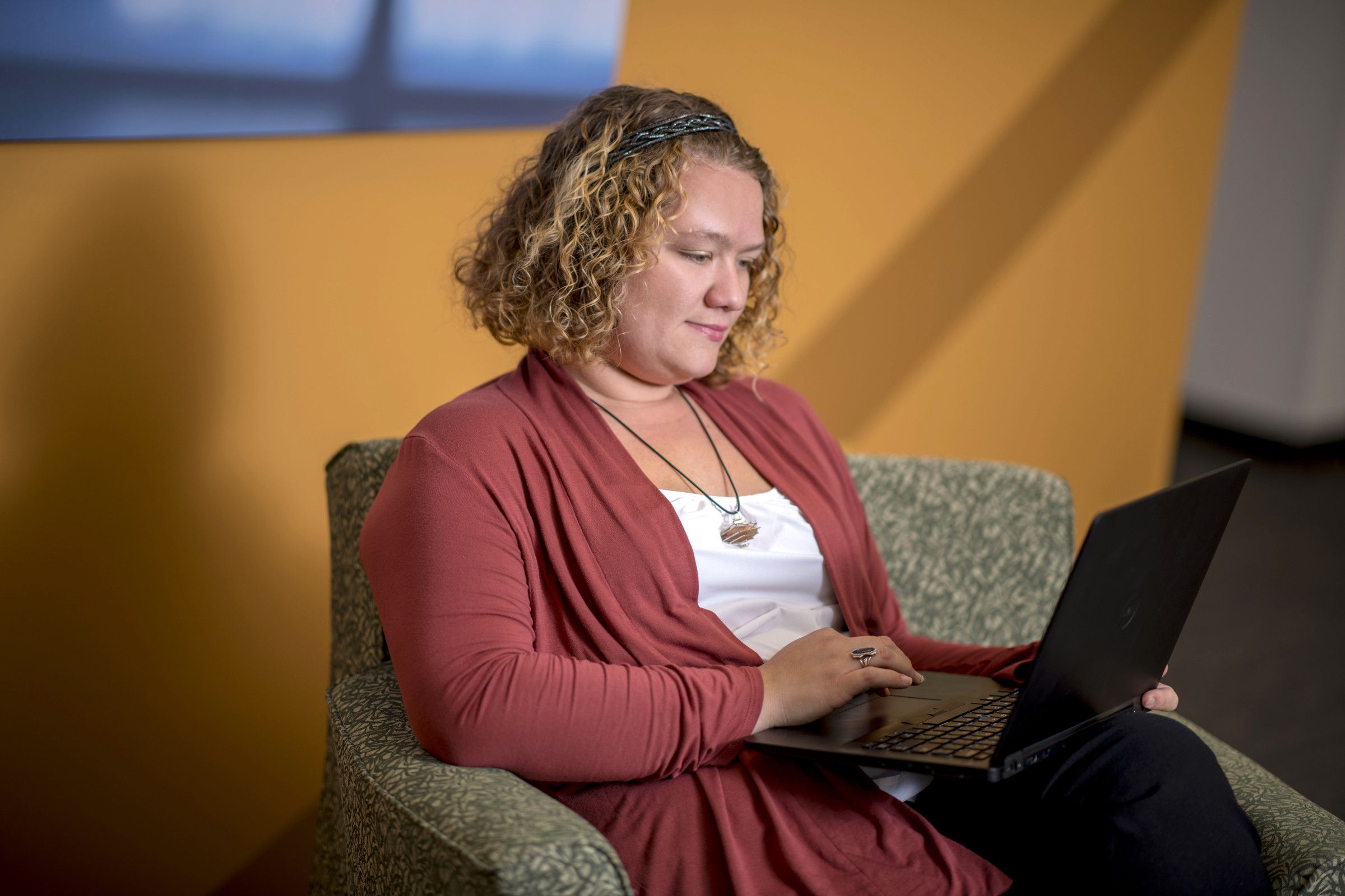 Transfer student using her computer to access the JacksPath tool.